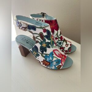 L'Artiste | SZ 38 US 7.5 | Spring Step Tapestry Leather Sandals White Floral